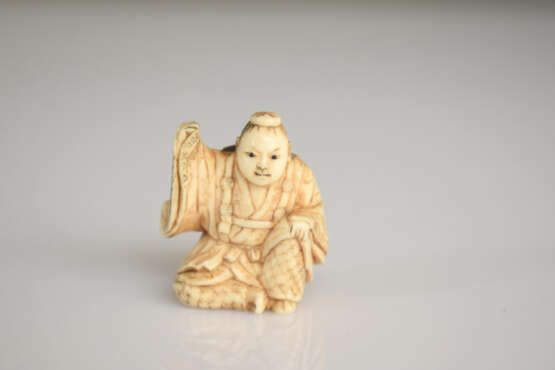 Netsuke eines Yamabushi mit Kappe und Kesa aus Elfenbein, die Pupillen aus schwarzem Glas eingelegt - photo 2