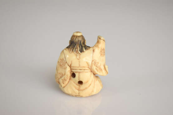 Netsuke eines Yamabushi mit Kappe und Kesa aus Elfenbein, die Pupillen aus schwarzem Glas eingelegt - photo 3