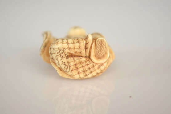 Netsuke eines Yamabushi mit Kappe und Kesa aus Elfenbein, die Pupillen aus schwarzem Glas eingelegt - photo 4