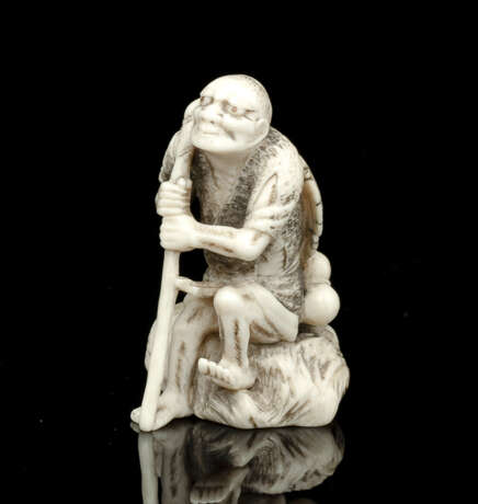 Feines Netsuke des Tekkai Sennin aus Elfenbein mit Pupillen aus hellem Horn - photo 1