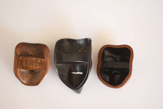 Drei Masken-Netsuke von Hyottoko, Okina und eines Greisen aus verschiedenen Hölzern, teilweise lackiert - Foto 3