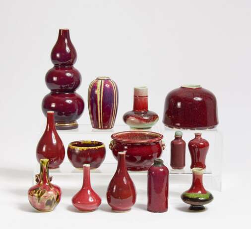 Vierzehn Vasen und Gefässe mit roter Glasur - Foto 1