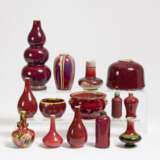Vierzehn Vasen und Gefässe mit roter Glasur - photo 1