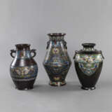 Drei Email Champlevé-Vasen mit Henkeln - photo 1