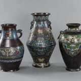 Drei Email Champlevé-Vasen mit Henkeln - Foto 2