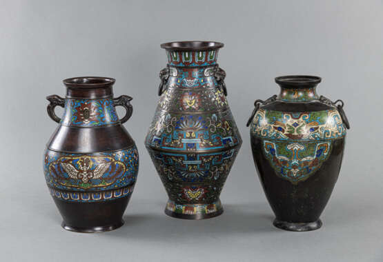 Drei Email Champlevé-Vasen mit Henkeln - фото 2