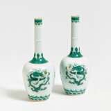 Paar Langhals-Vasen mit Drachen - photo 1