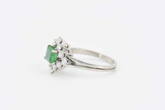 Emerals-Diamond-Cluster-Ring - фото 3