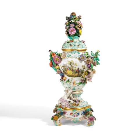 Monumental porcelain potpourri vase "Flora and Amor" - photo 1