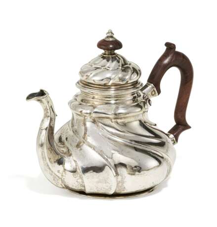 SILVER TEAPOT WITH TWIST-FLUTED FEATURES. - фото 1