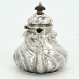 SILVER TEAPOT WITH TWIST-FLUTED FEATURES. - photo 2