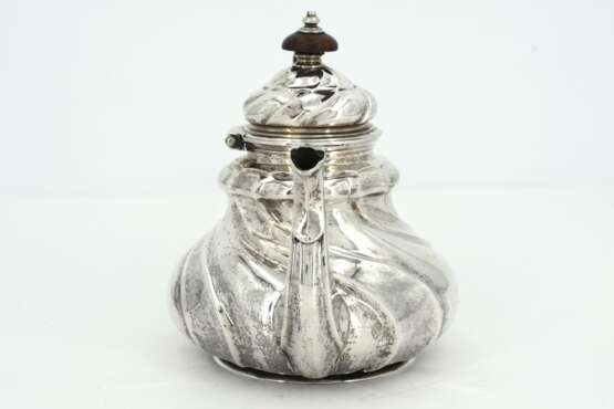 SILVER TEAPOT WITH TWIST-FLUTED FEATURES. - photo 2