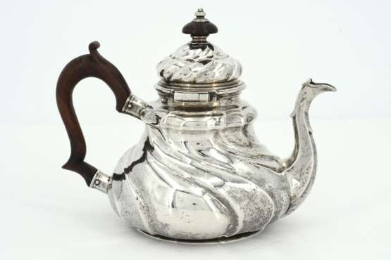 SILVER TEAPOT WITH TWIST-FLUTED FEATURES. - фото 3