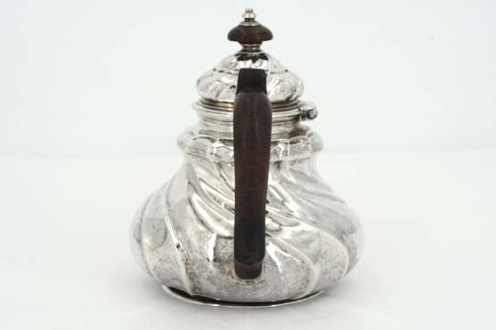 SILVER TEAPOT WITH TWIST-FLUTED FEATURES. - Foto 4