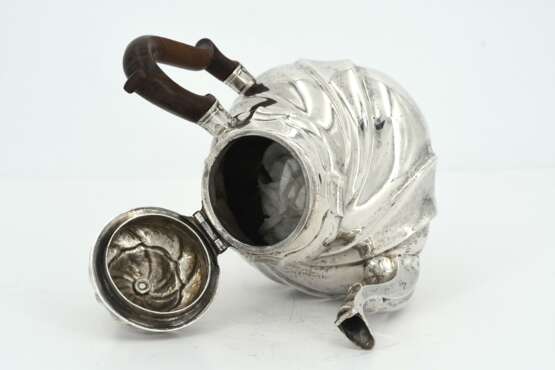 SILVER TEAPOT WITH TWIST-FLUTED FEATURES. - photo 5