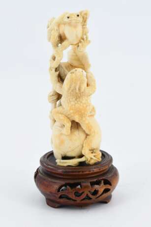 Ivory okimono with monkey and frogs on skull - Foto 4