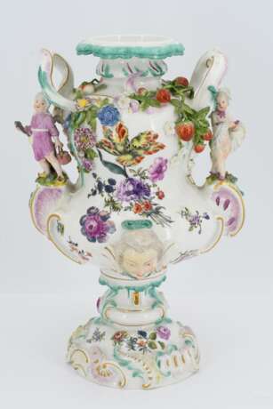 One large and two small porcelain potpourri vases with figural decor - Foto 6