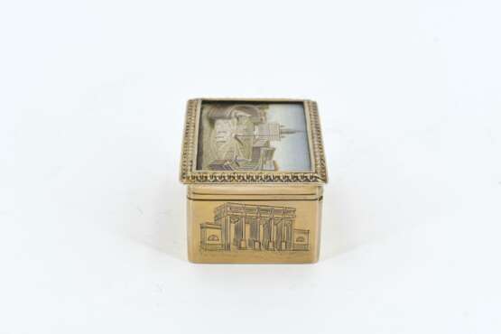 Two exquisite gilt silver and glass snuffboxes with cityscapes of rome in micro mosaic - photo 2
