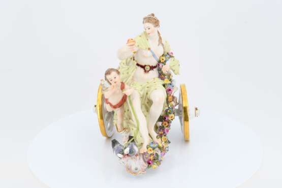 Porcelain figurine of Venus on carriage - фото 2