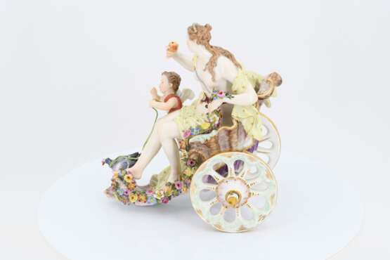 Porcelain figurine of Venus on carriage - фото 3