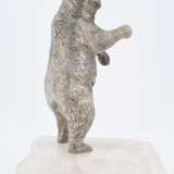 Silver figurine of a standing bear mounted on mountain crystal - Foto 4
