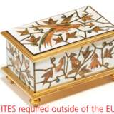 SMALL GILT METAL AND IVORY CHEST WITH PARROT INBETWEEN TWIGS - Foto 1