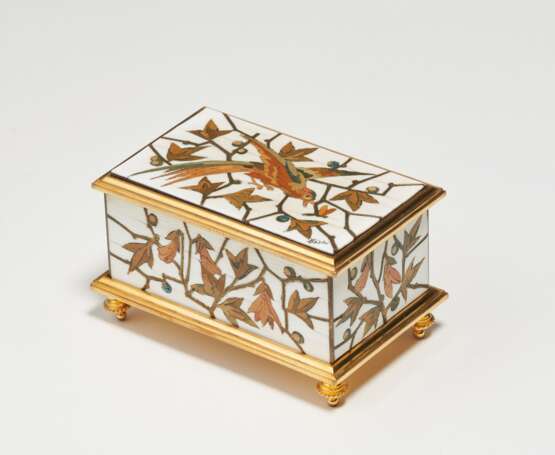 SMALL GILT METAL AND IVORY CHEST WITH PARROT INBETWEEN TWIGS - Foto 3