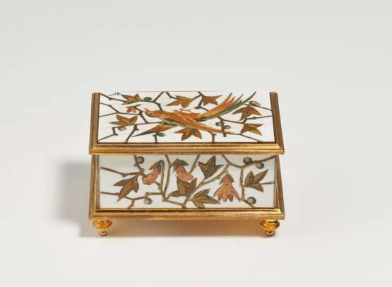 SMALL GILT METAL AND IVORY CHEST WITH PARROT INBETWEEN TWIGS - Foto 4