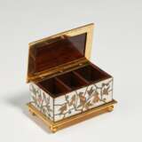 SMALL GILT METAL AND IVORY CHEST WITH PARROT INBETWEEN TWIGS - Foto 5