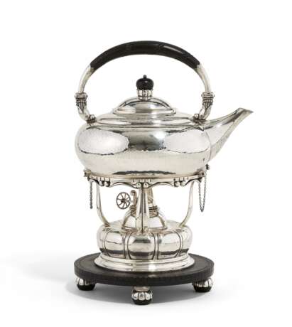Silver kettle on rechaud - фото 1