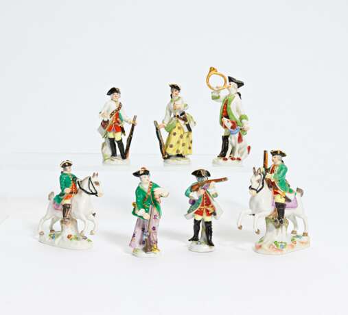 7 miniature porcelain figurines of hunters and huntresses - фото 15