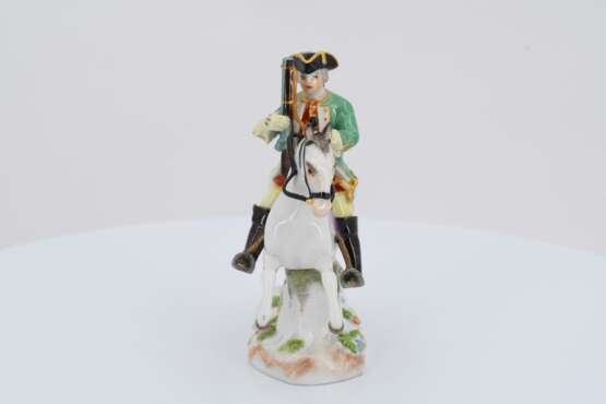 7 miniature porcelain figurines of hunters and huntresses - фото 8