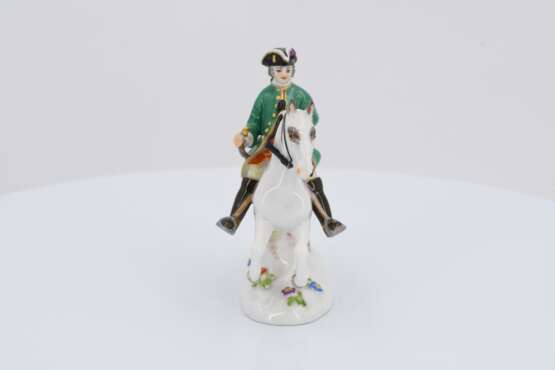 7 miniature porcelain figurines of hunters and huntresses - фото 13