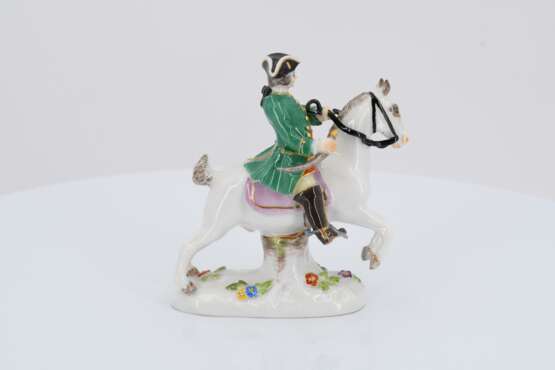 7 miniature porcelain figurines of hunters and huntresses - фото 14