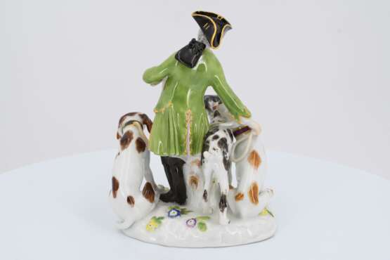 Small porcelain ensemble of hunter with dogs - photo 4