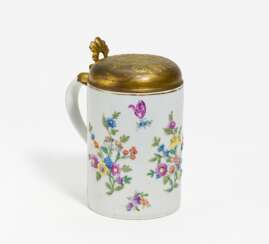 Porcelain tankard with floral relief décor