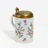 Porcelain tankard with floral relief décor - фото 1