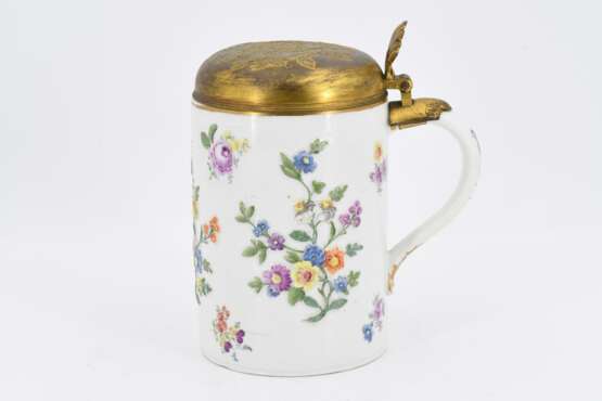 Porcelain tankard with floral relief décor - фото 2