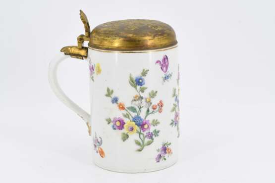 Porcelain tankard with floral relief décor - фото 4