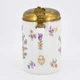 Porcelain tankard with floral relief décor - photo 5