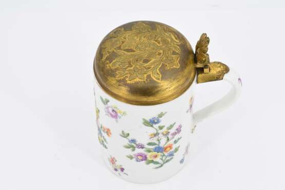 Porcelain tankard with floral relief décor - фото 6