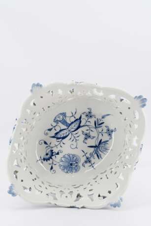 Porcelain centerpiece with couple - фото 7