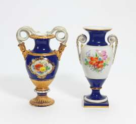 Small porcelain snake handle vase with cobalt blue fond