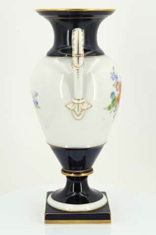 Small porcelain snake handle vase with cobalt blue fond - photo 7