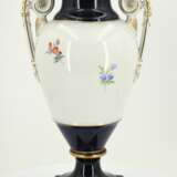 Small porcelain snake handle vase with cobalt blue fond - photo 8