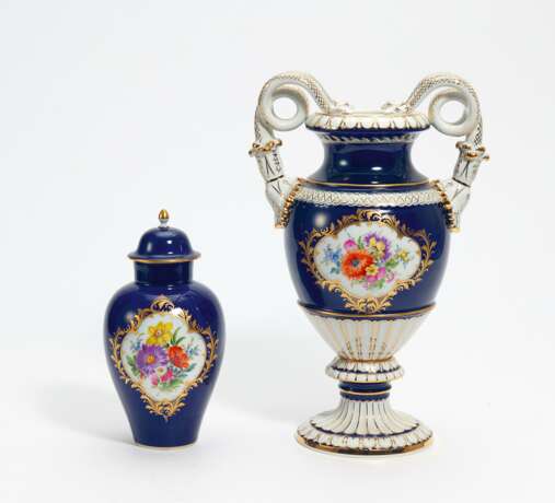 Porcelain snake handle vase and small lidded vase with cobalt blue fond - фото 1
