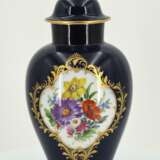 Porcelain snake handle vase and small lidded vase with cobalt blue fond - фото 5