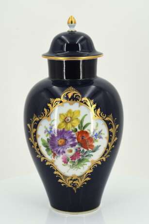 Porcelain snake handle vase and small lidded vase with cobalt blue fond - Foto 5