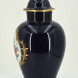 Porcelain snake handle vase and small lidded vase with cobalt blue fond - Foto 6