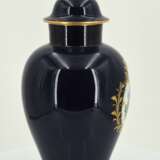 Porcelain snake handle vase and small lidded vase with cobalt blue fond - фото 8